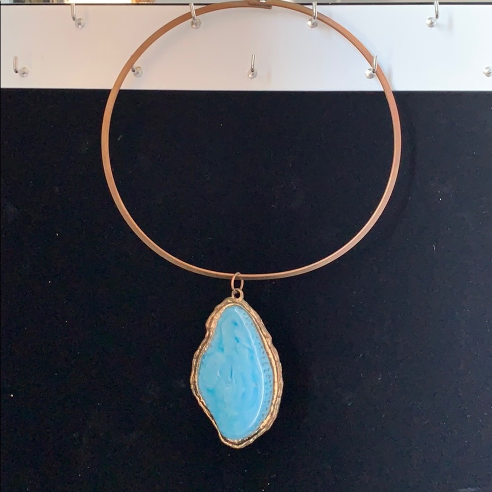 Stone pendant choker necklace